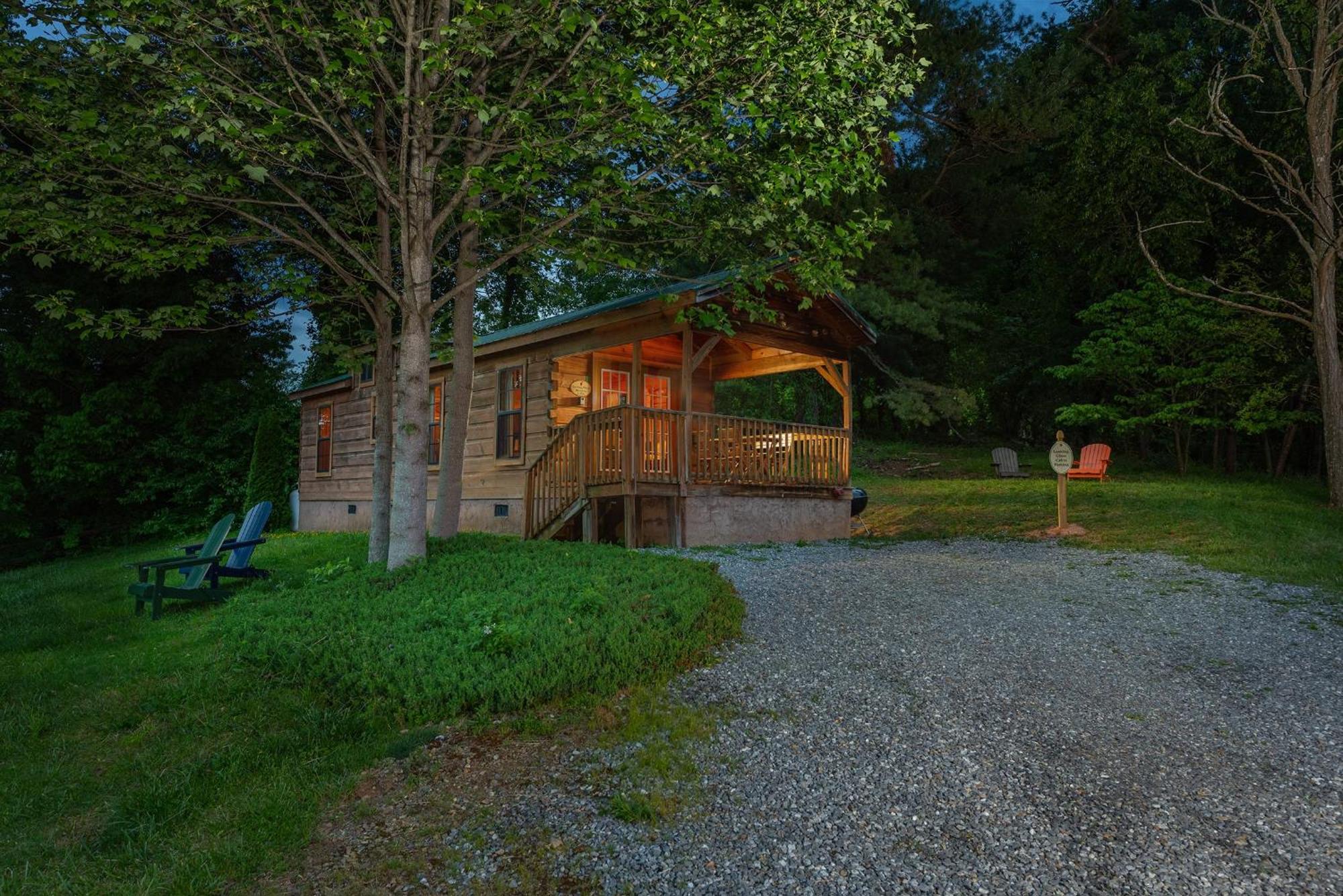 Engadine Inn And Cabins Candler Экстерьер фото