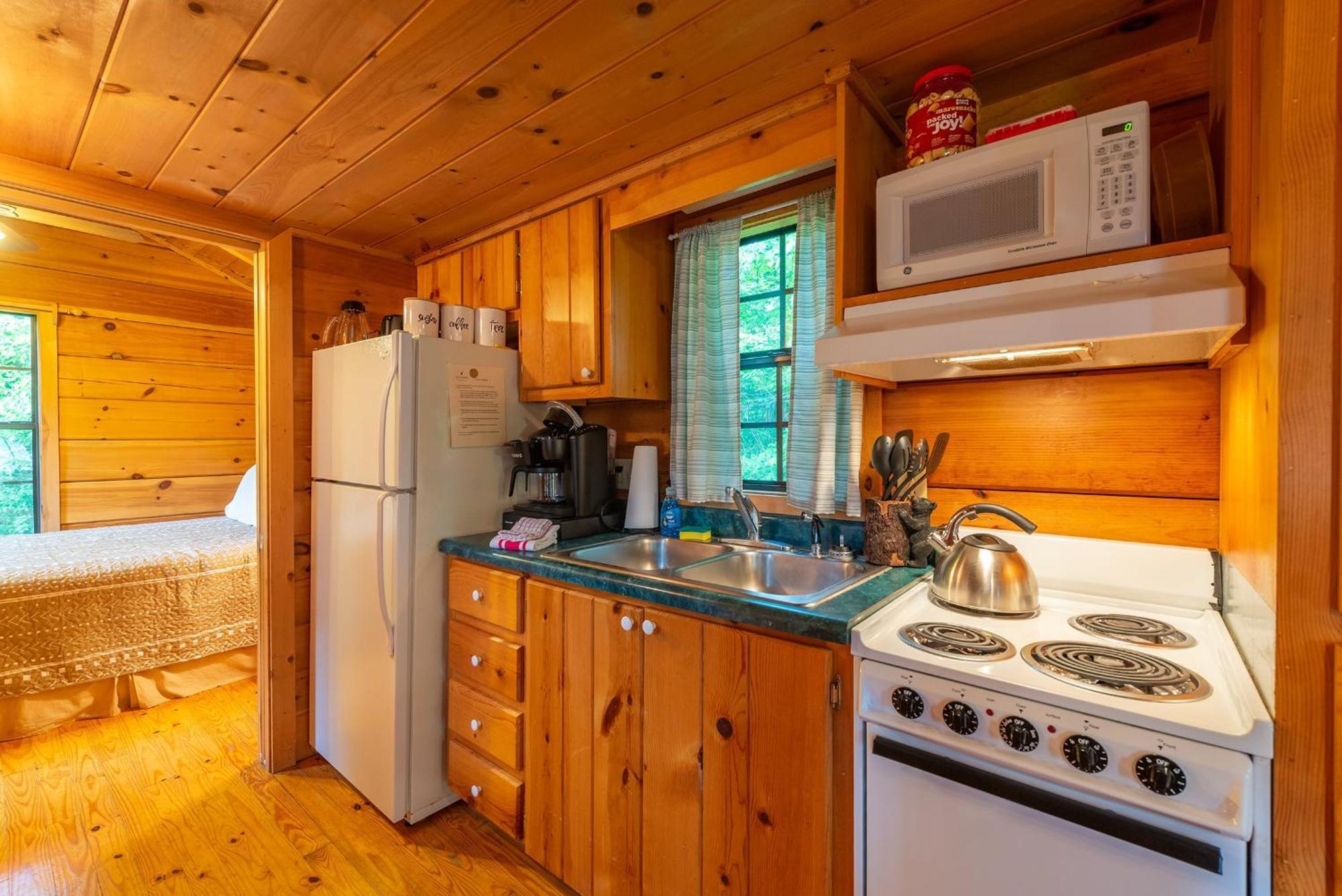 Engadine Inn And Cabins Candler Экстерьер фото