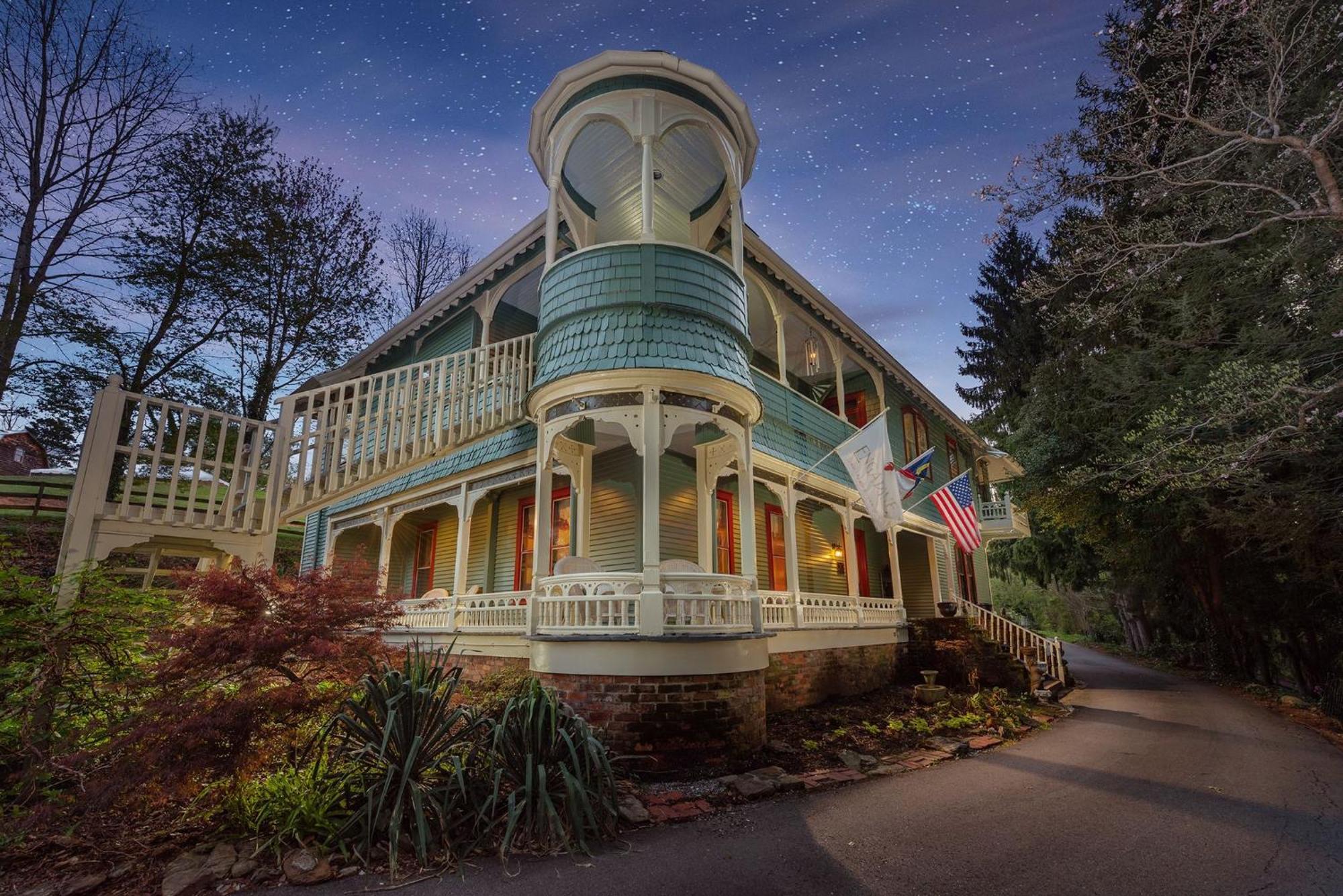 Engadine Inn And Cabins Candler Экстерьер фото
