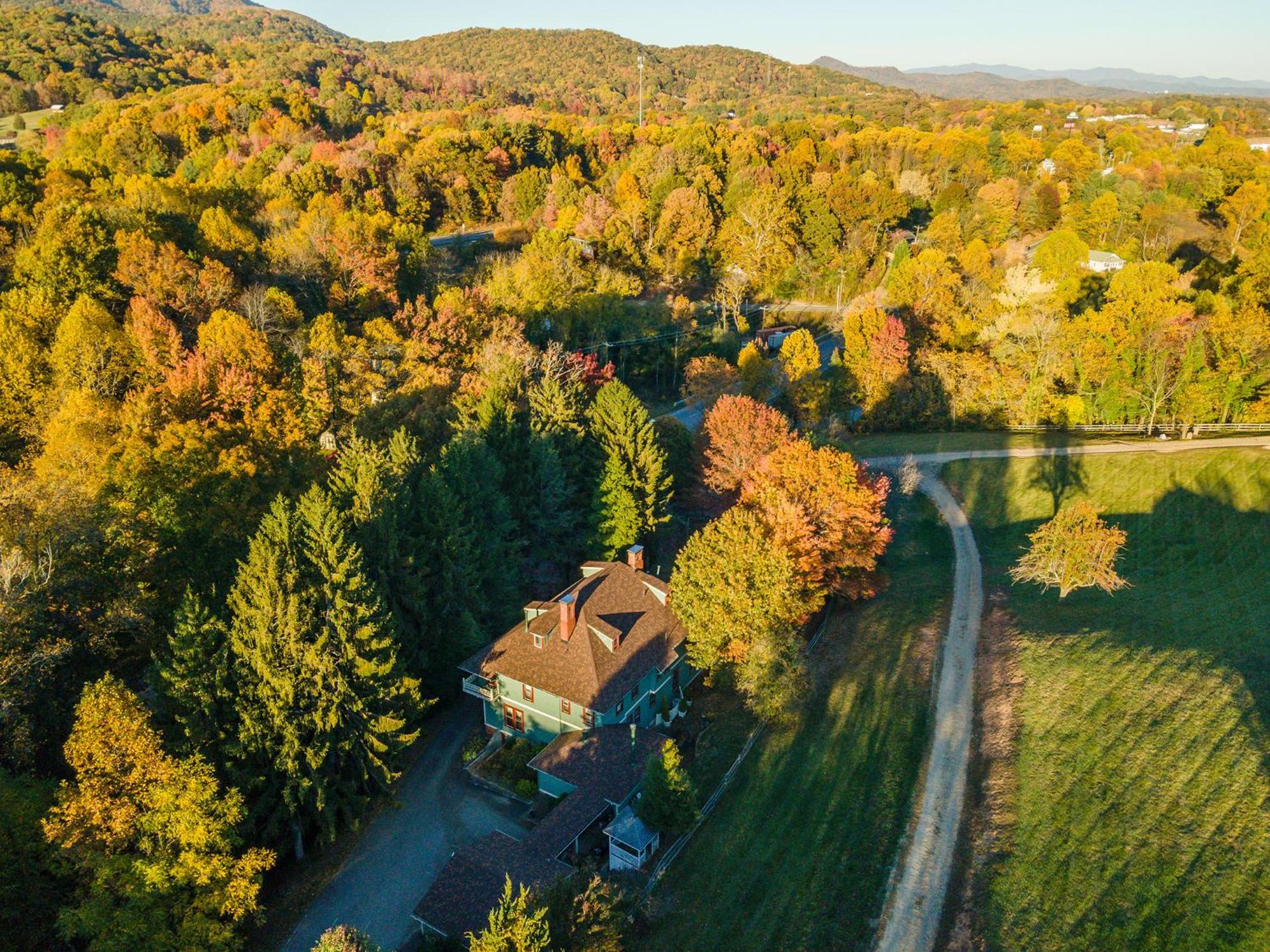Engadine Inn And Cabins Candler Экстерьер фото